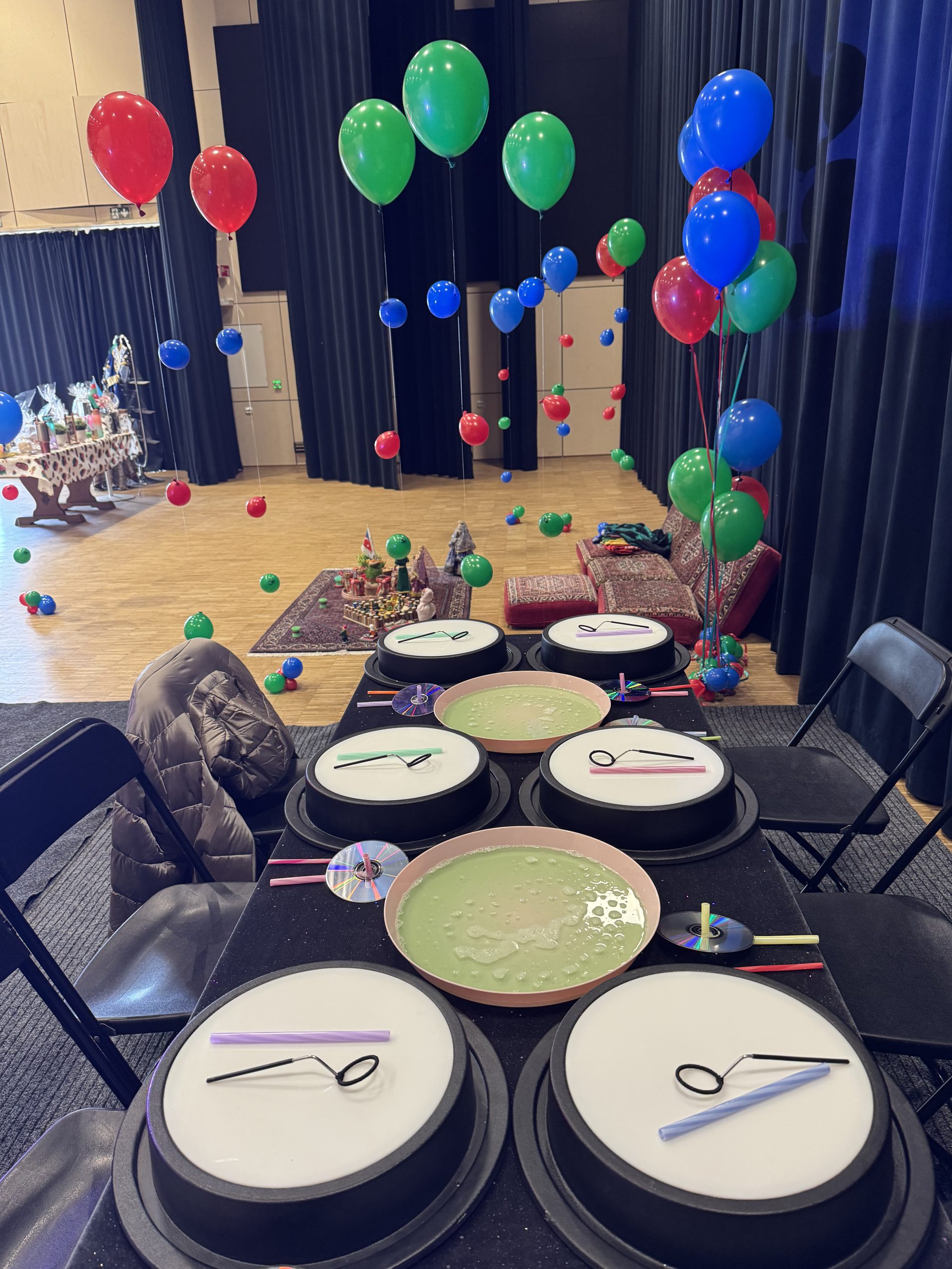 Bord med bobleutstyr klart til Bobleverksted for barn