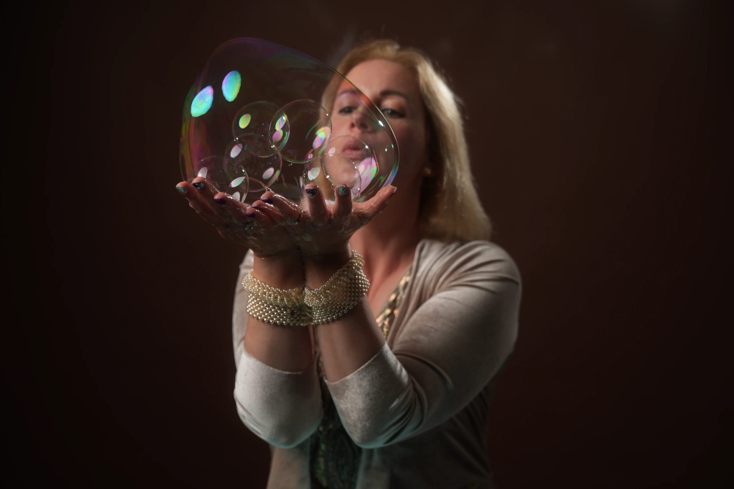 Julia Makarova på scenen med profesjonelt bobleshow