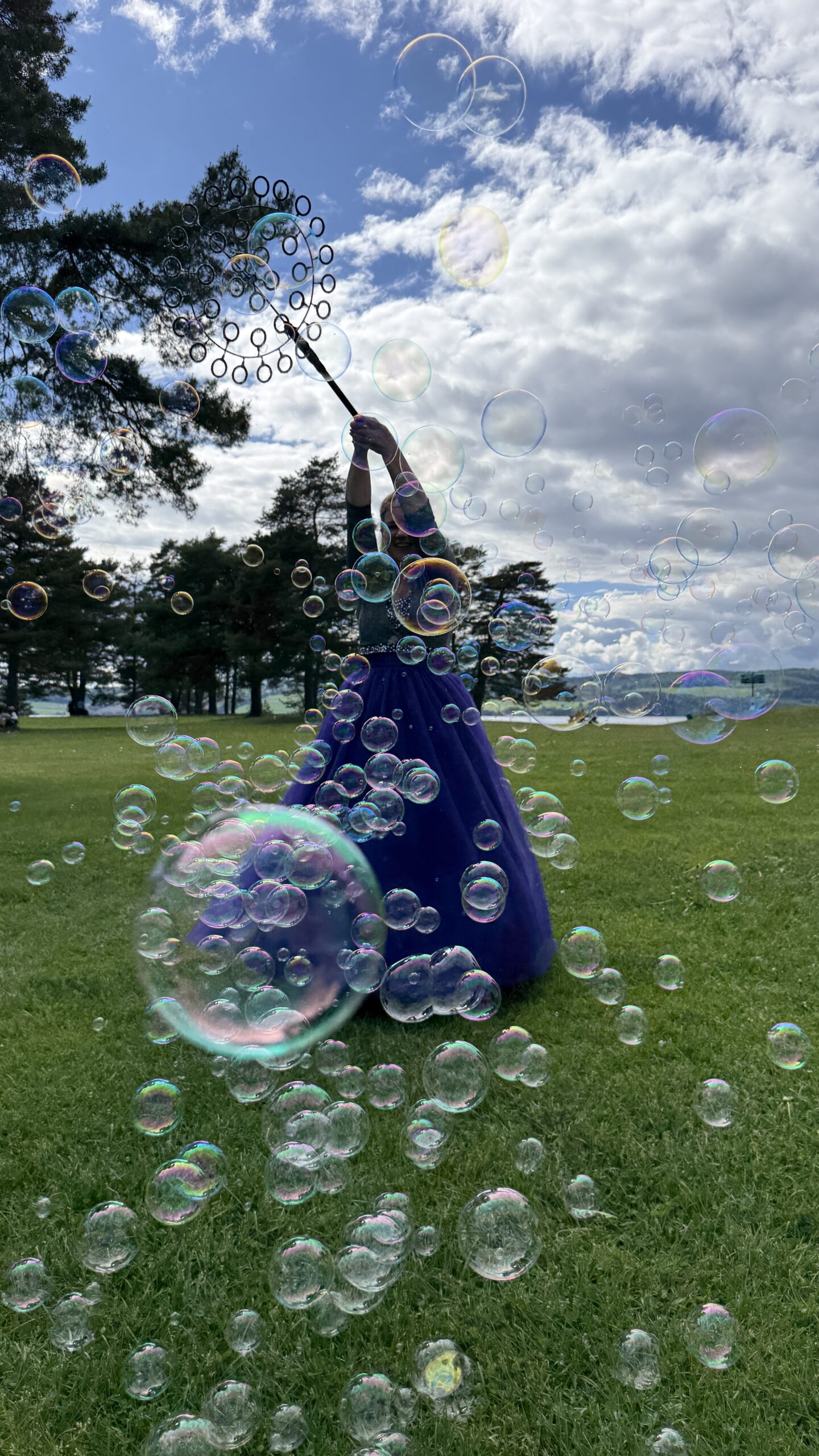 Artist såpebobler på festival