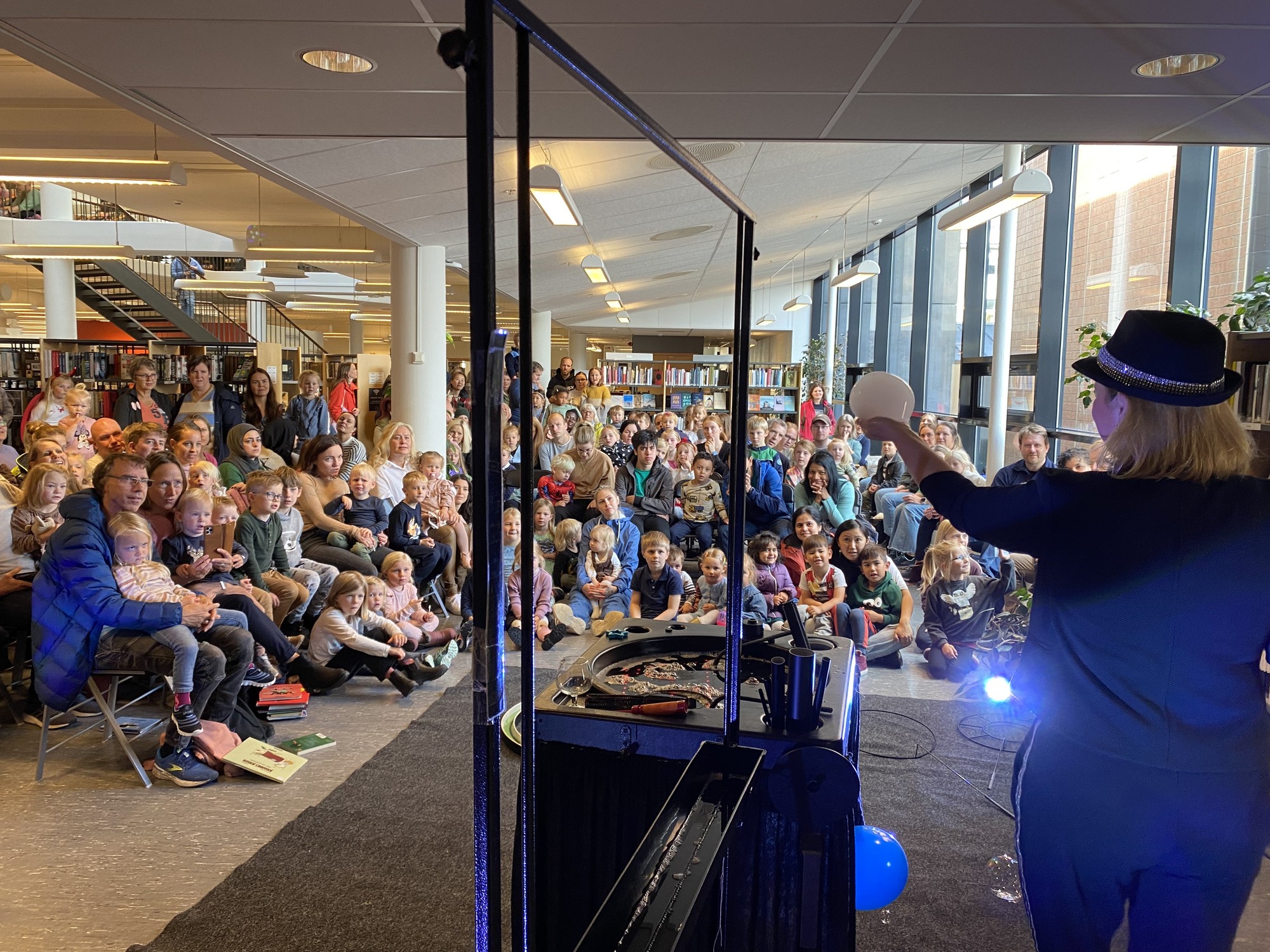 Bobleshow med profesjonell bobleartist foran publikum