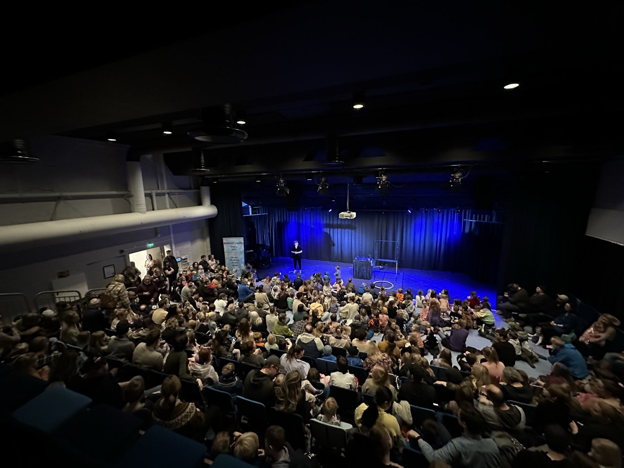 Profesjonelt bobleshow foran publikum i kulturhus